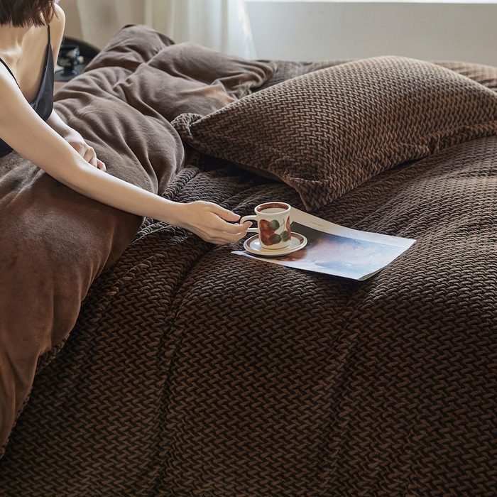 91家纺网 家纺一手货源 找家纺 千朵森 2025新款加厚250克全消光提花印花牛奶绒-谧雅 谧雅棕咖