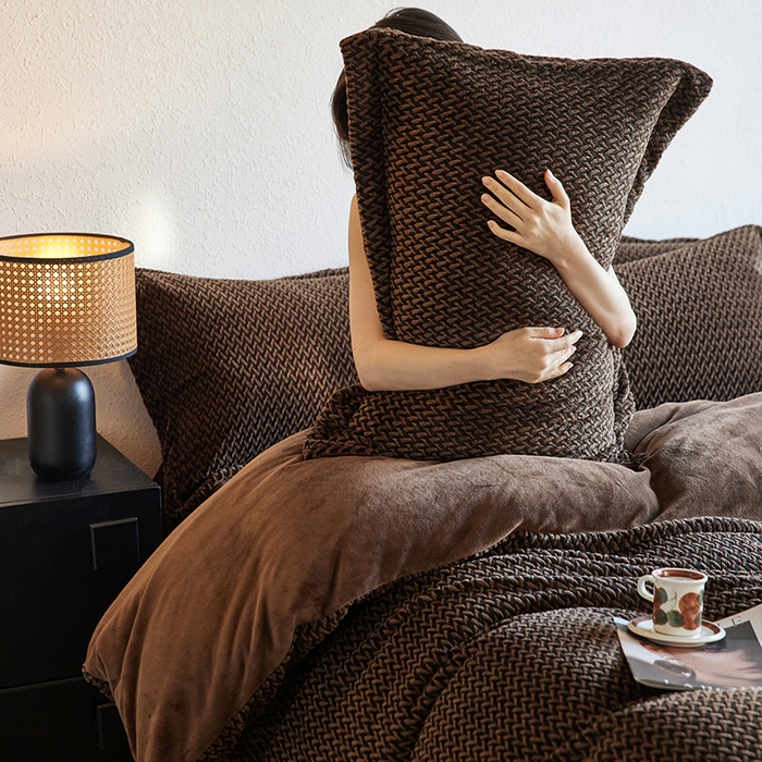 91家纺网 家纺一手货源 找家纺 千朵森 2025新款加厚250克全消光提花印花牛奶绒-谧雅 谧雅棕咖