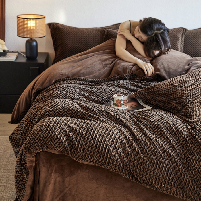 91家纺网 家纺一手货源 找家纺 千朵森 2025新款加厚250克全消光提花印花牛奶绒-谧雅 谧雅棕咖