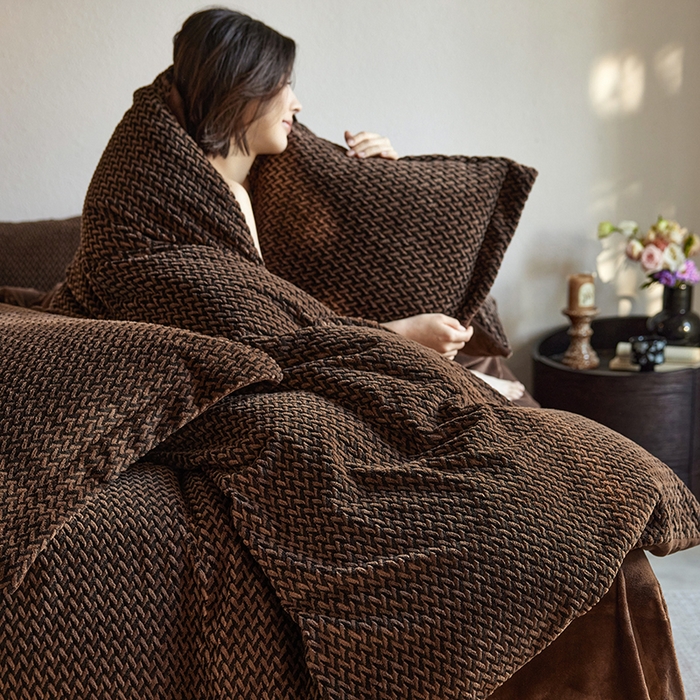 91家纺网 家纺一手货源 找家纺 千朵森 2025新款加厚250克全消光提花印花牛奶绒-谧雅 谧雅棕咖