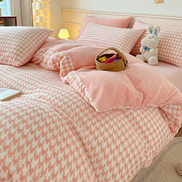 91家纺网 家纺一手货源 找家纺 卡普 2025新款牛奶绒印花单被套千鸟格