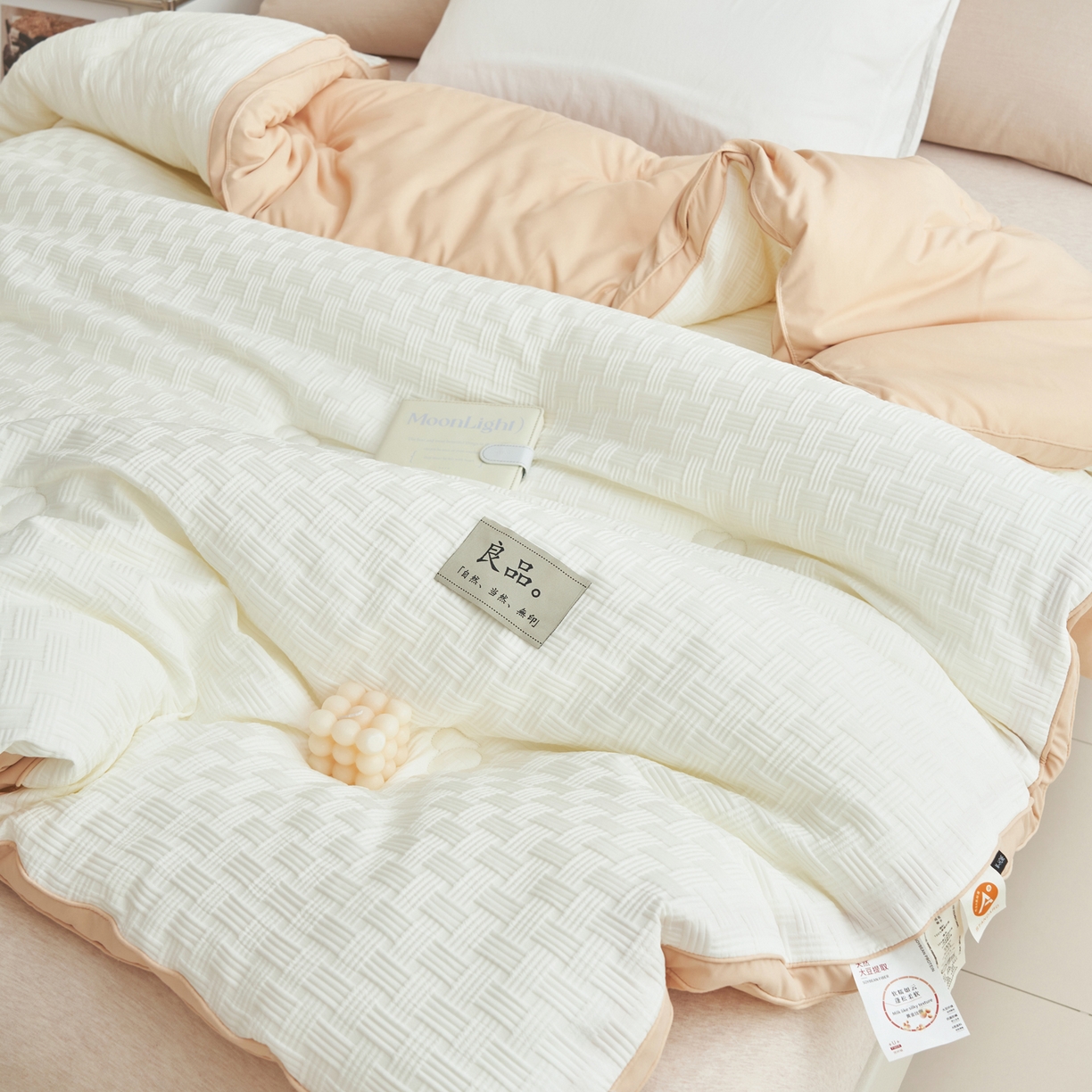 91家纺网 家纺一手货源 找家纺 子由家居 2025新款针织良品格拼色大豆纤维冬被被子被芯 良品格-白+杏