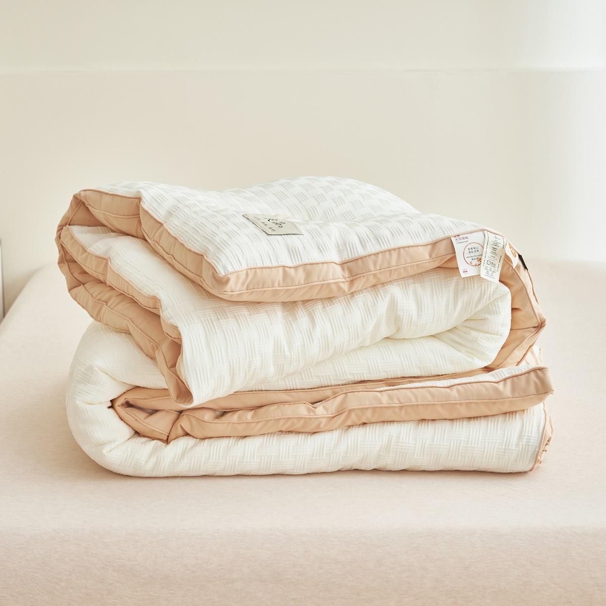 91家纺网 家纺一手货源 找家纺 子由家居 2025新款针织良品格拼色大豆纤维冬被被子被芯 良品格-白+杏