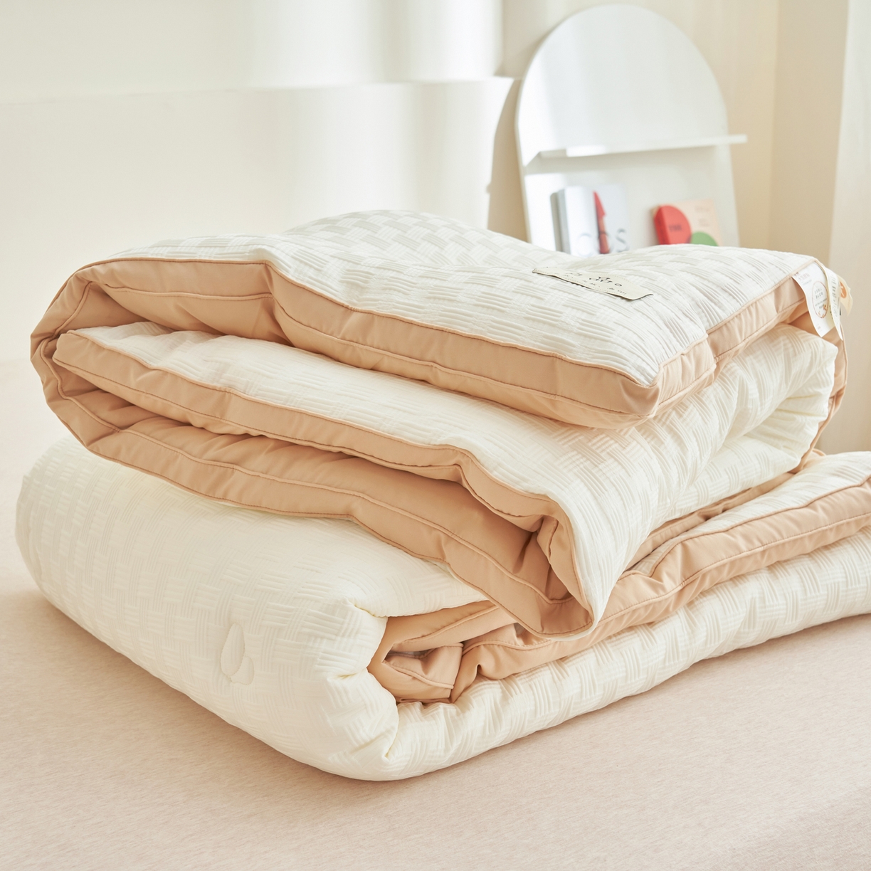 91家纺网 家纺一手货源 找家纺 子由家居 2025新款针织良品格拼色大豆纤维冬被被子被芯 良品格-白+杏