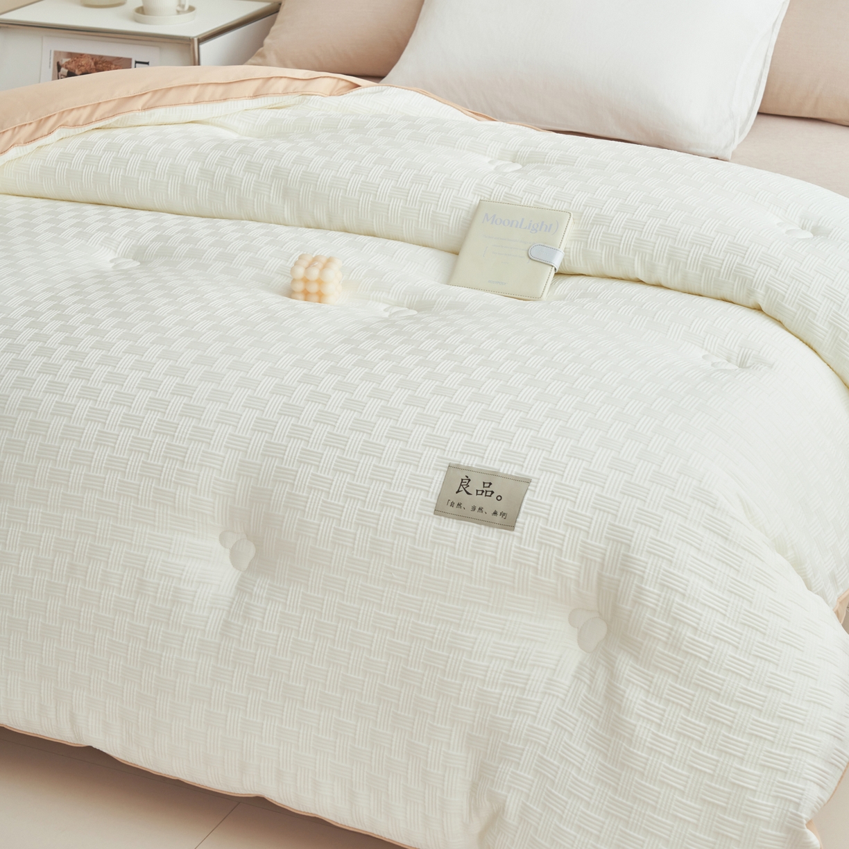 91家纺网 家纺一手货源 找家纺 子由家居 2025新款针织良品格拼色大豆纤维冬被被子被芯 良品格-白+杏