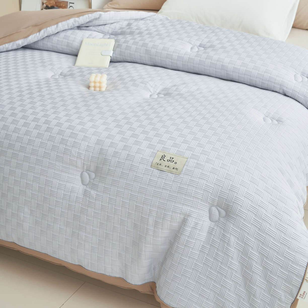 91家纺网 家纺一手货源 找家纺 子由家居 2025新款针织良品格拼色大豆纤维冬被被子被芯 良品格-灰+驼