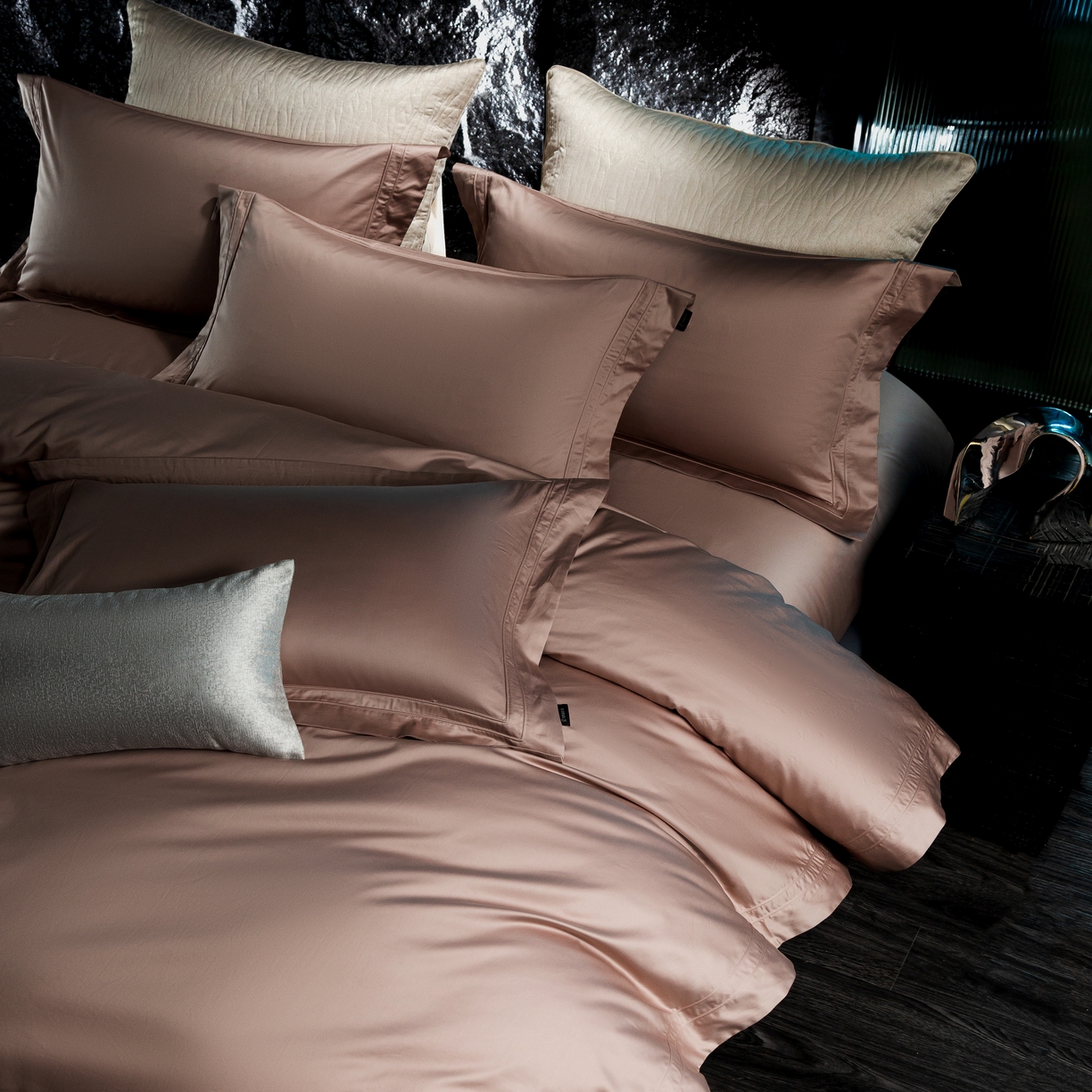 91家纺网 家纺一手货源 找家纺 馨蕊家居 2025秋冬新品100支双股高奢典藏简约全棉系列棉-凯文（会员-20） 劵后控价：不低于488/518 棉凯文-粉豆沙