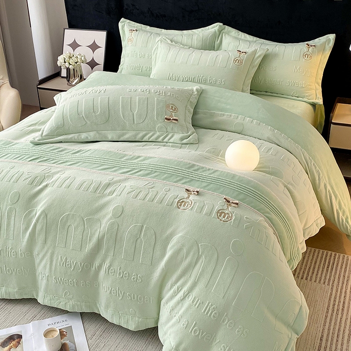 91家纺网 家纺一手货源 找家纺 （总）卢赛尔 2025新款法式轻奢全消光牛奶绒雕花打裥刺绣贴布绣MIU四件套-缪斯（带包装）