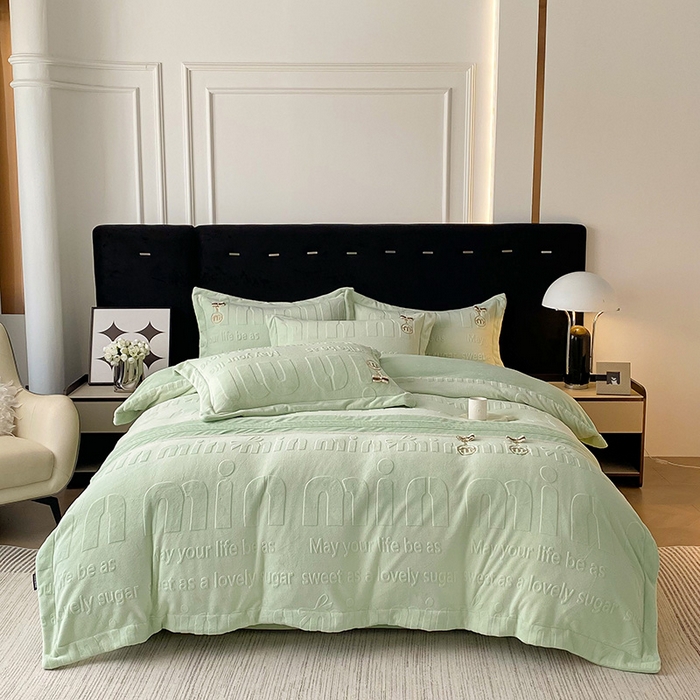 91家纺网 家纺一手货源 找家纺 （总）卢赛尔 2025新款法式轻奢全消光牛奶绒雕花打裥刺绣贴布绣MIU四件套-缪斯（带包装）