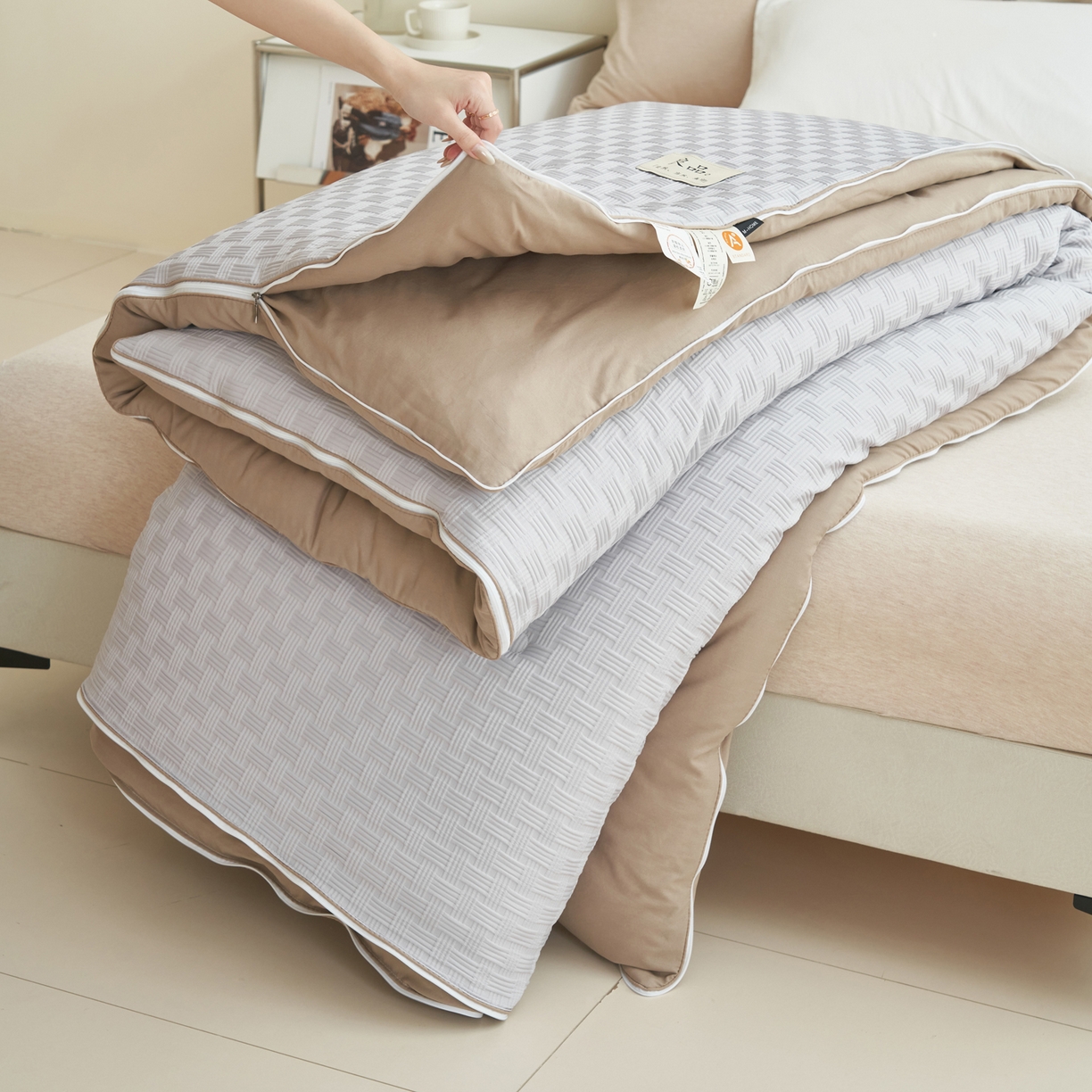 91家纺网 家纺一手货源 找家纺 子由家居 2025新款良品格大豆子母冬被被子被芯 子母被-灰+驼