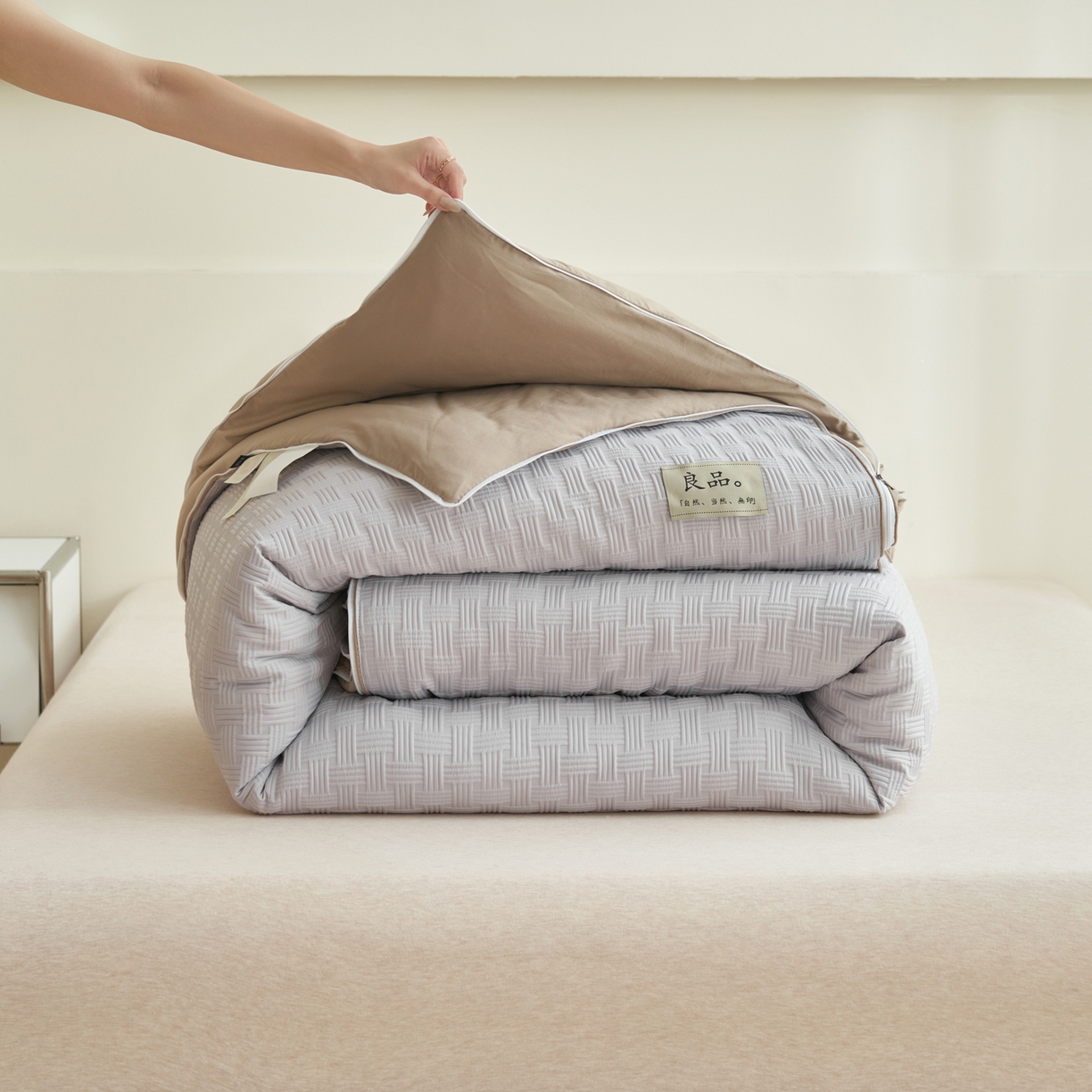 91家纺网 家纺一手货源 找家纺 子由家居 2025新款良品格大豆子母冬被被子被芯 子母被-灰+驼
