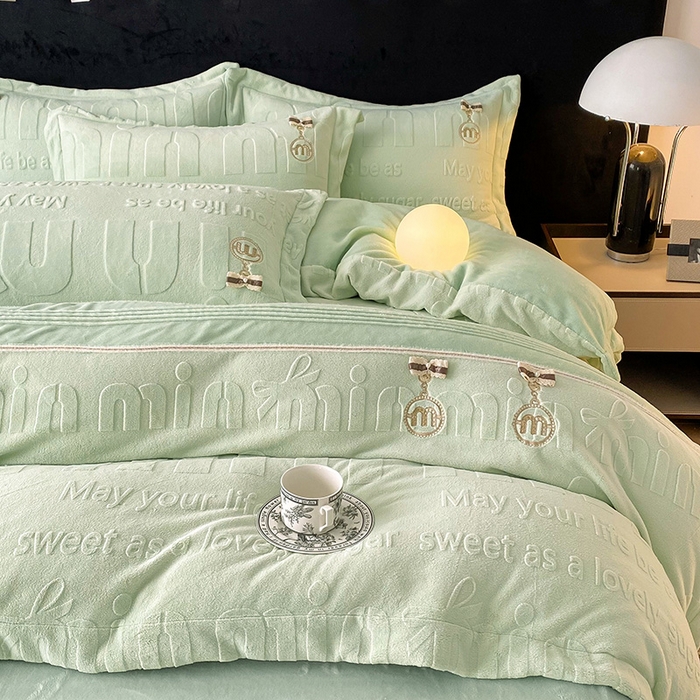 91家纺网 家纺一手货源 找家纺 卢赛尔 2025新款法式轻奢全消光牛奶绒雕花打裥刺绣贴布绣MIU四件套-缪斯（带包装） 缪斯-薄荷绿