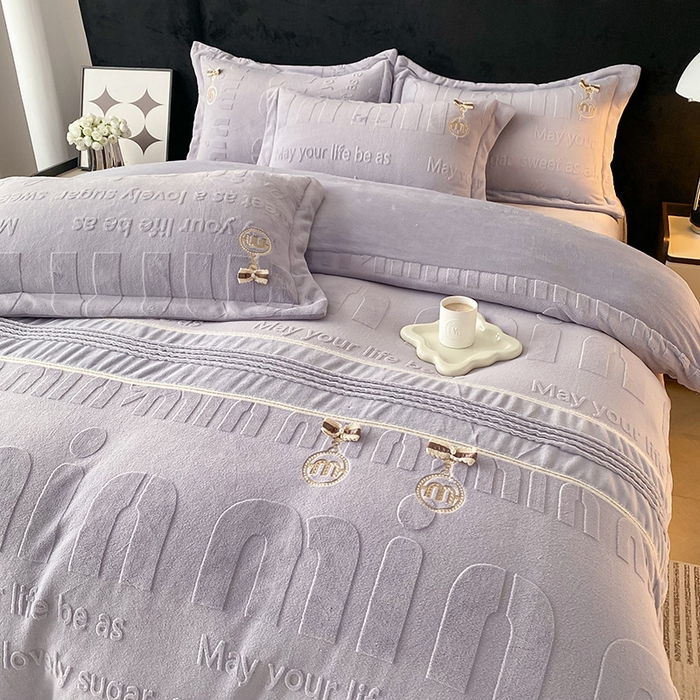 91家纺网 家纺一手货源 找家纺 卢赛尔 2025新款法式轻奢全消光牛奶绒雕花打裥刺绣贴布绣MIU四件套-缪斯（带包装） 缪斯-静谧紫