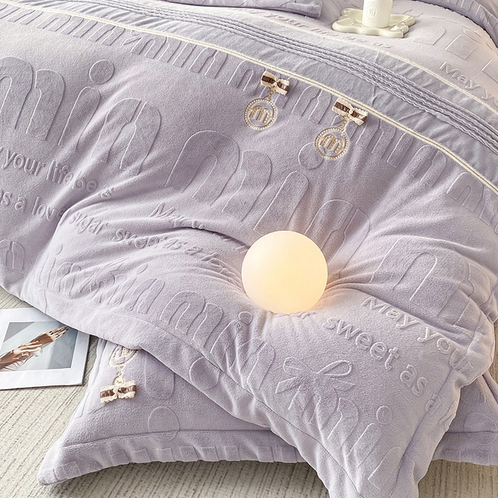 91家纺网 家纺一手货源 找家纺 卢赛尔 2025新款法式轻奢全消光牛奶绒雕花打裥刺绣贴布绣MIU四件套-缪斯（带包装） 缪斯-静谧紫