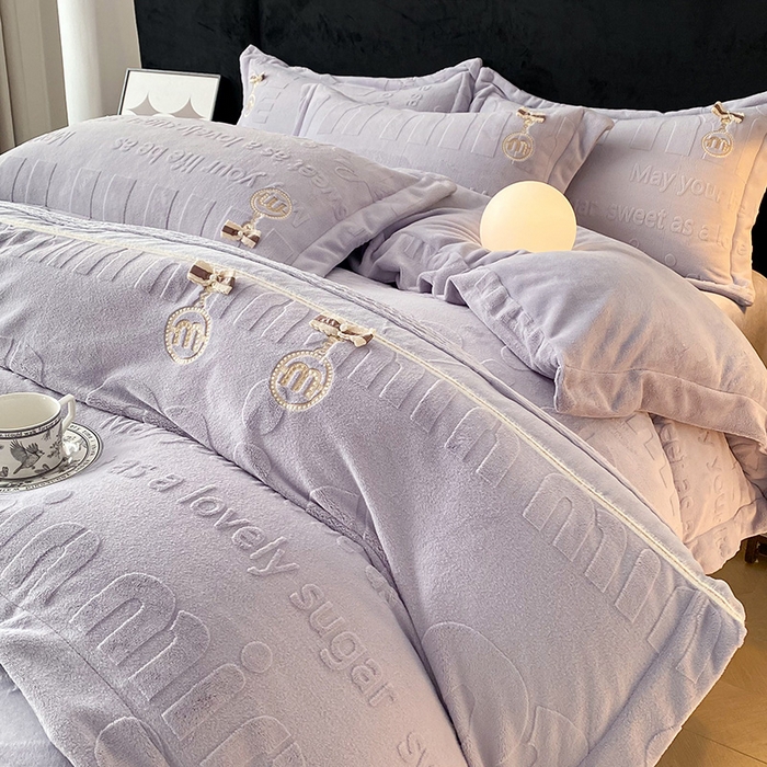 91家纺网 家纺一手货源 找家纺 卢赛尔 2025新款法式轻奢全消光牛奶绒雕花打裥刺绣贴布绣MIU四件套-缪斯（带包装） 缪斯-静谧紫