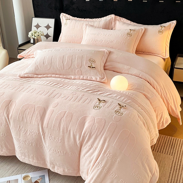 91家纺网 家纺一手货源 找家纺 卢赛尔 2025新款法式轻奢全消光牛奶绒雕花打裥刺绣贴布绣MIU四件套-缪斯（带包装） 缪斯-宁静粉