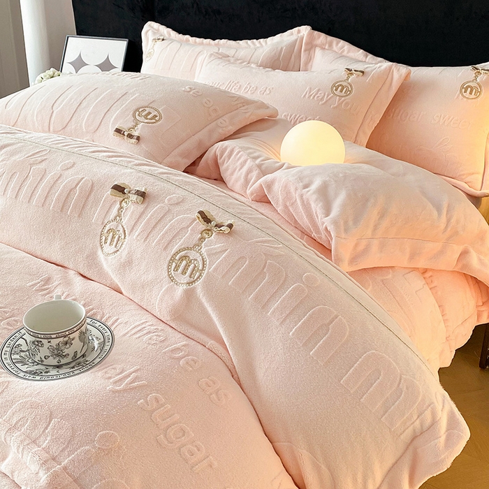 91家纺网 家纺一手货源 找家纺 卢赛尔 2025新款法式轻奢全消光牛奶绒雕花打裥刺绣贴布绣MIU四件套-缪斯（带包装） 缪斯-宁静粉