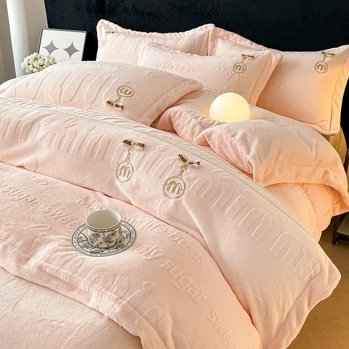 91家纺网 家纺一手货源 找家纺 卢赛尔 2025新款法式轻奢全消光牛奶绒雕花打裥刺绣贴布绣MIU四件套-缪斯（带包装） 缪斯-宁静粉