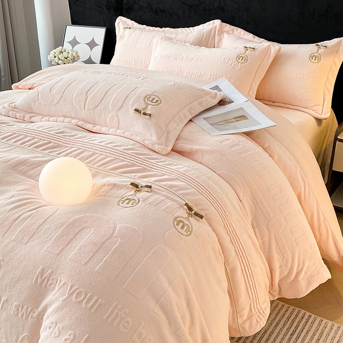 91家纺网 家纺一手货源 找家纺 卢赛尔 2025新款法式轻奢全消光牛奶绒雕花打裥刺绣贴布绣MIU四件套-缪斯（带包装） 缪斯-宁静粉