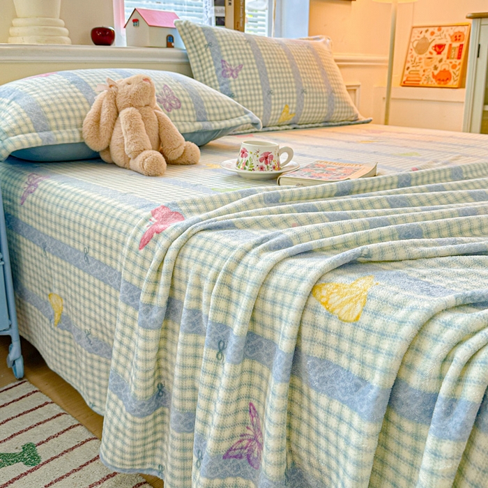 91家纺网 家纺一手货源 找家纺 卡普 2025新款牛奶绒印花单床单蝶舞格韵