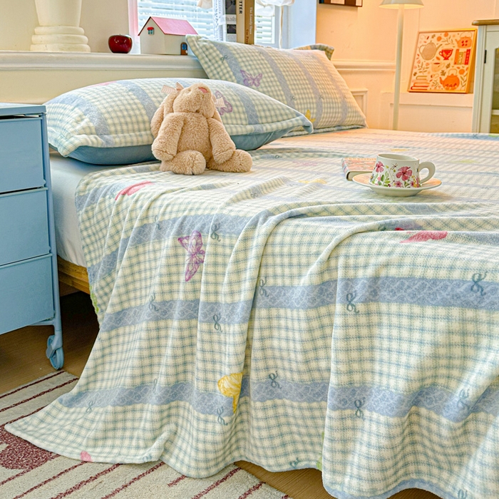 91家纺网 家纺一手货源 找家纺 卡普 2025新款牛奶绒印花单床单蝶舞格韵