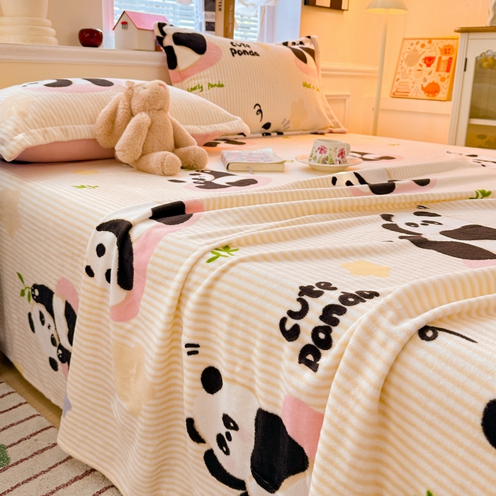 91家纺网 家纺一手货源 找家纺 卡普 2025新款牛奶绒印花单床单粉熊猫