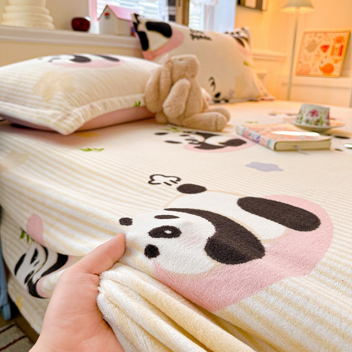 91家纺网 家纺一手货源 找家纺 卡普 2025新款牛奶绒印花单床单粉熊猫