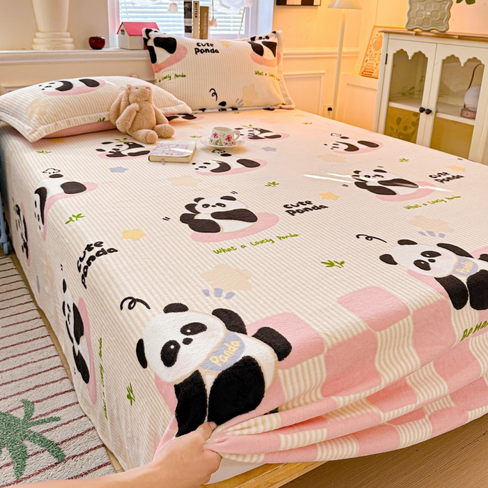 91家纺网 家纺一手货源 找家纺 卡普 2025新款牛奶绒印花单床单粉熊猫