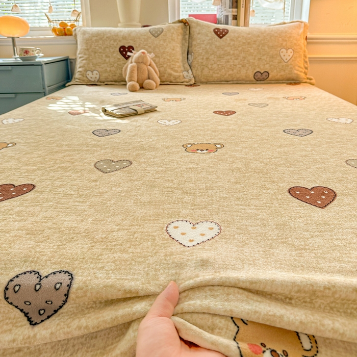 91家纺网 家纺一手货源 找家纺 卡普 2025新款牛奶绒印花单床单萌萌熊