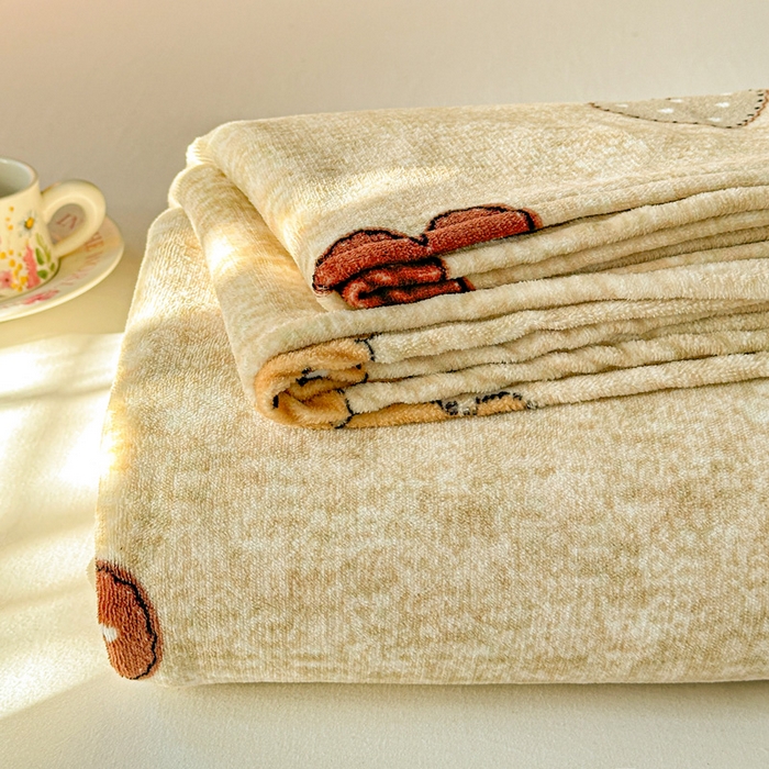 91家纺网 家纺一手货源 找家纺 卡普 2025新款牛奶绒印花单床单萌萌熊