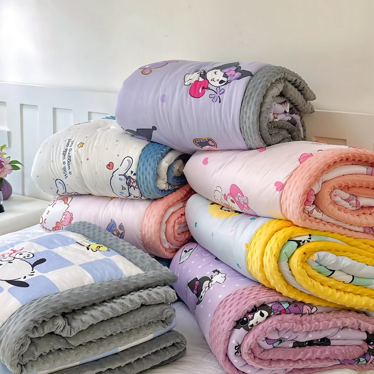 91家纺网 家纺一手货源 找家纺 兜米家居 2025新款三丽鸥针织豆豆绒被纯手工包边卡通立体豆豆绒保暖被子被芯 组合图仅做展示不可下单