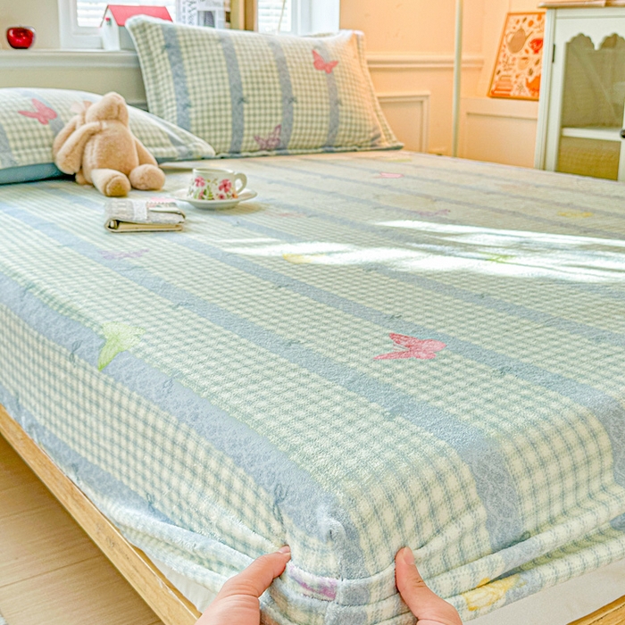 91家纺网 家纺一手货源 找家纺 卡普 2025新款牛奶绒印花单床笠蝶舞格韵