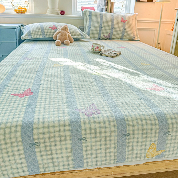 91家纺网 家纺一手货源 找家纺 卡普 2025新款牛奶绒印花单床笠蝶舞格韵