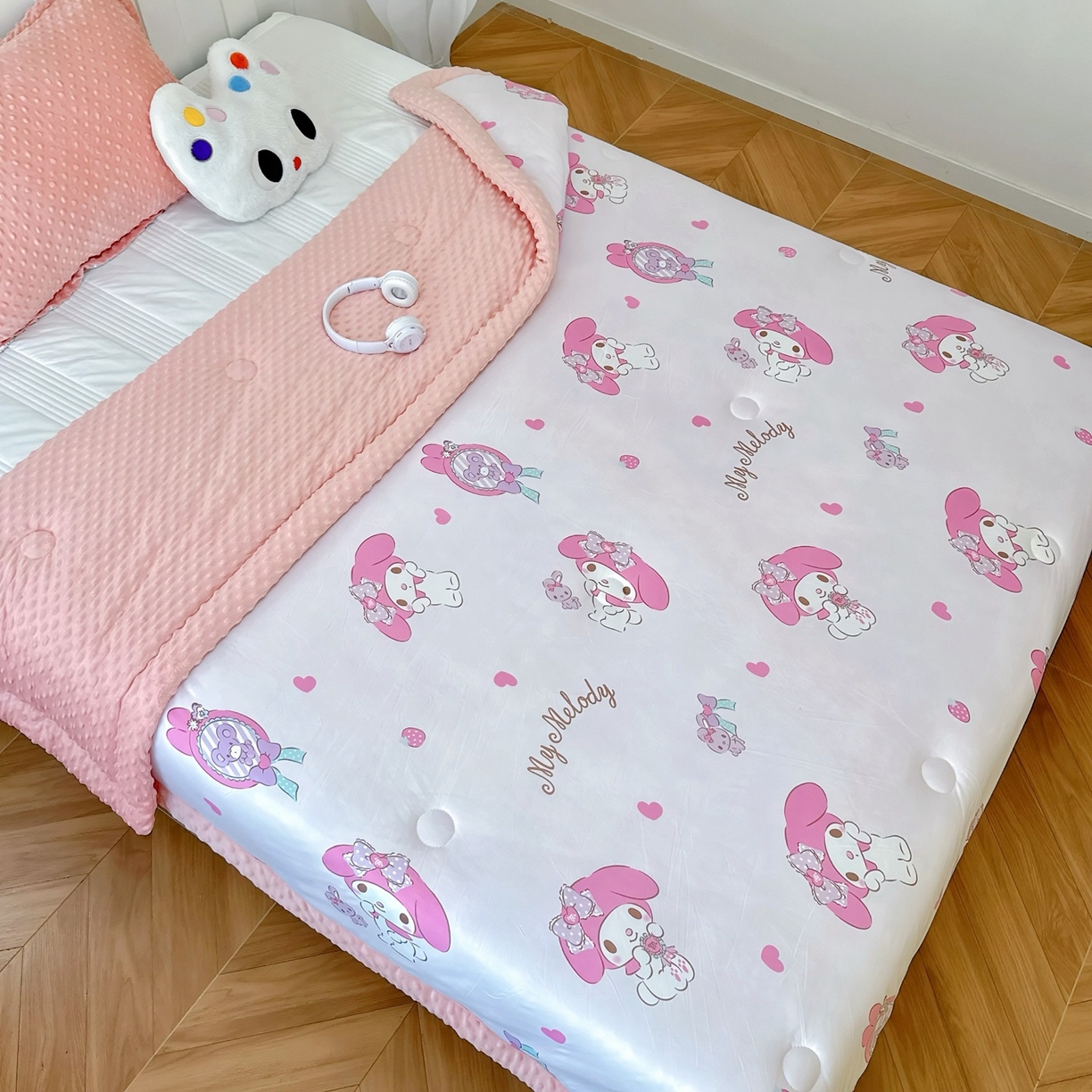 91家纺网 家纺一手货源 找家纺 兜米家居 2025新款三丽鸥针织豆豆绒被纯手工包边卡通立体豆豆绒保暖被子被芯 爱心美乐蒂