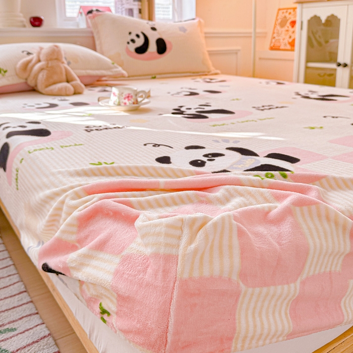 91家纺网 家纺一手货源 找家纺 卡普 2025新款牛奶绒印花单床笠粉熊猫