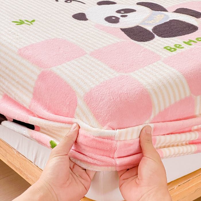 91家纺网 家纺一手货源 找家纺 卡普 2025新款牛奶绒印花单床笠粉熊猫