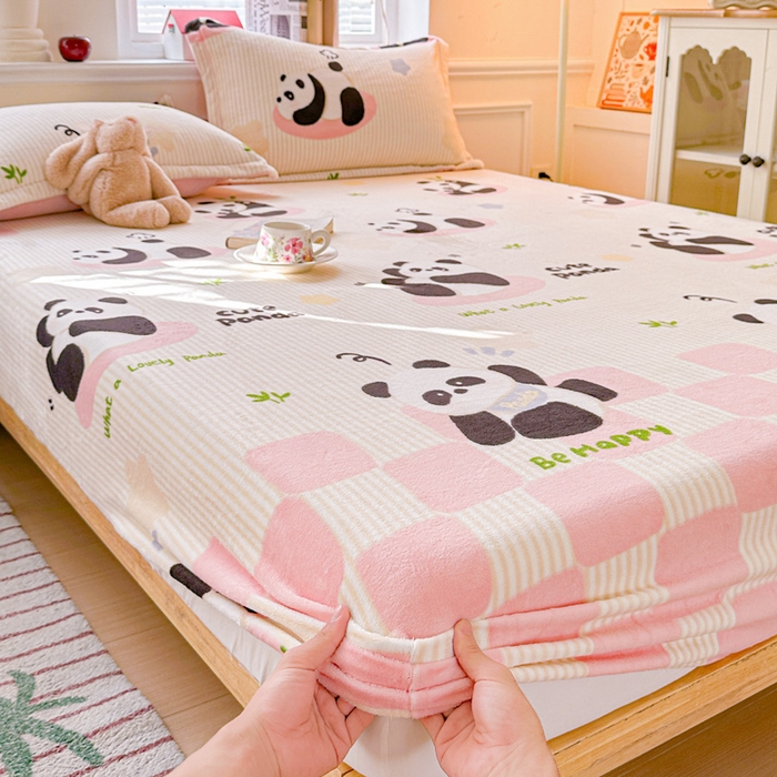 91家纺网 家纺一手货源 找家纺 卡普 2025新款牛奶绒印花单床笠粉熊猫