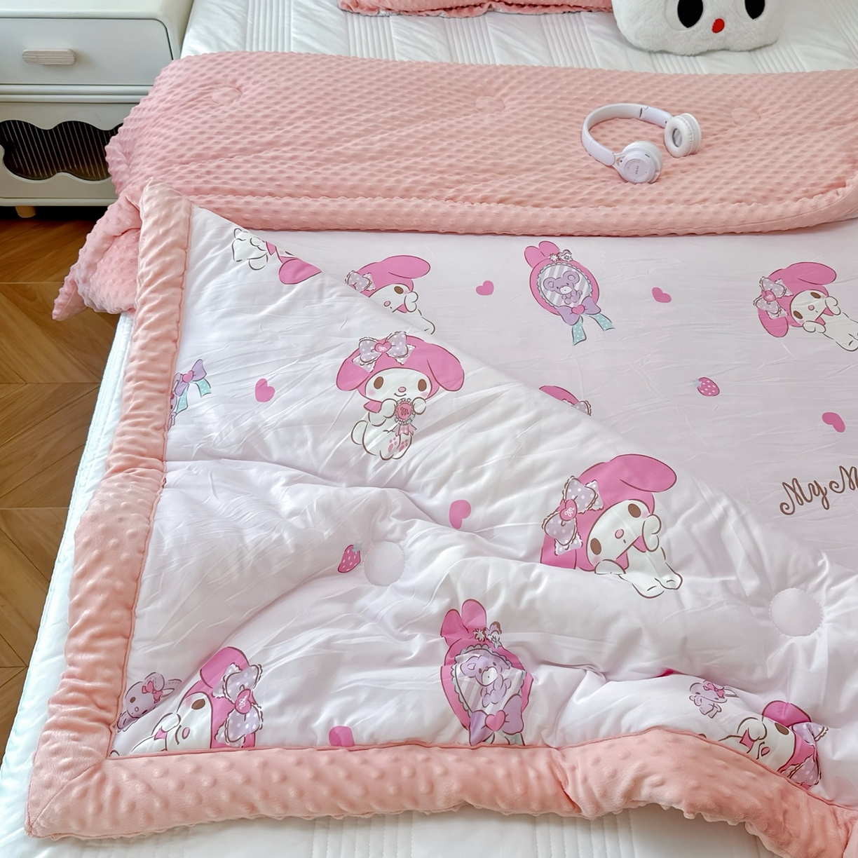 91家纺网 家纺一手货源 找家纺 兜米家居 2025新款三丽鸥针织豆豆绒被纯手工包边卡通立体豆豆绒保暖被子被芯 爱心美乐蒂