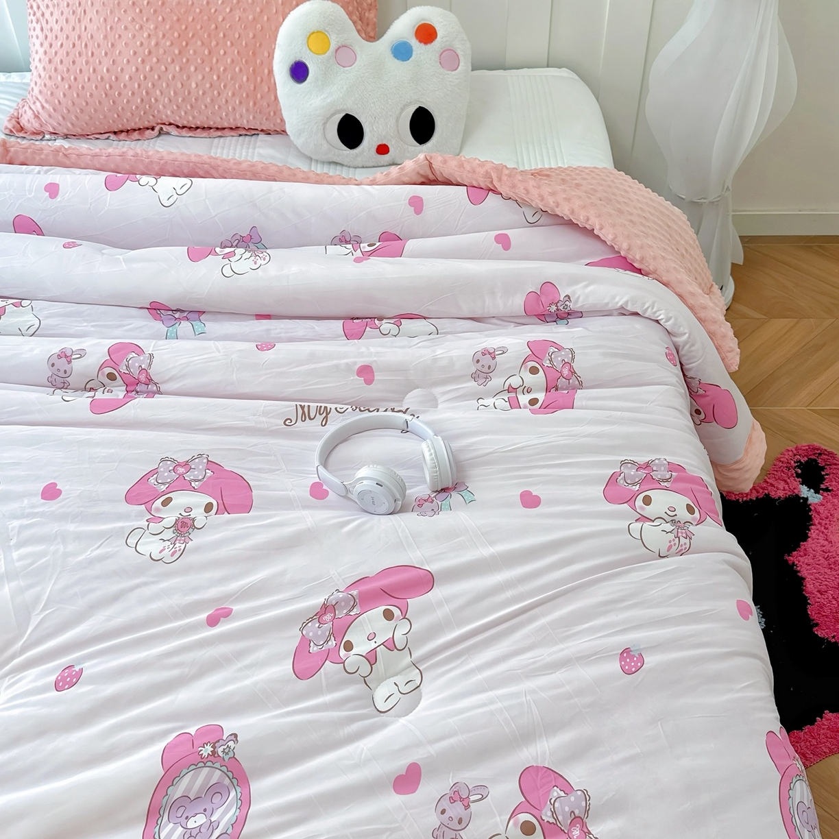 91家纺网 家纺一手货源 找家纺 兜米家居 2025新款三丽鸥针织豆豆绒被纯手工包边卡通立体豆豆绒保暖被子被芯 爱心美乐蒂