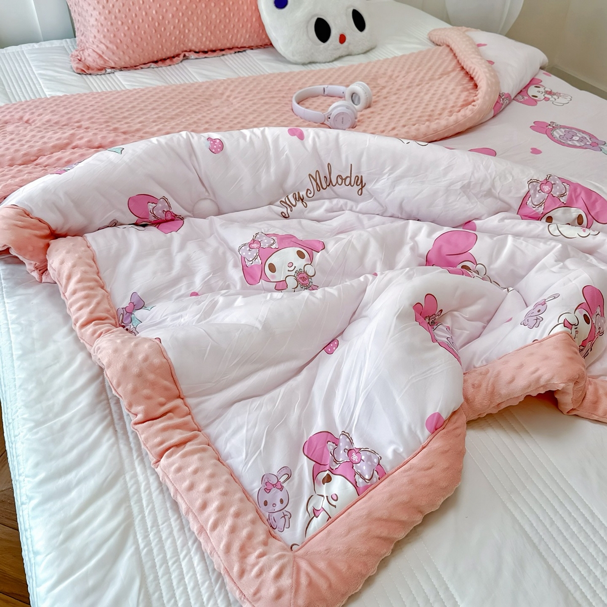 91家纺网 家纺一手货源 找家纺 兜米家居 2025新款三丽鸥针织豆豆绒被纯手工包边卡通立体豆豆绒保暖被子被芯 爱心美乐蒂