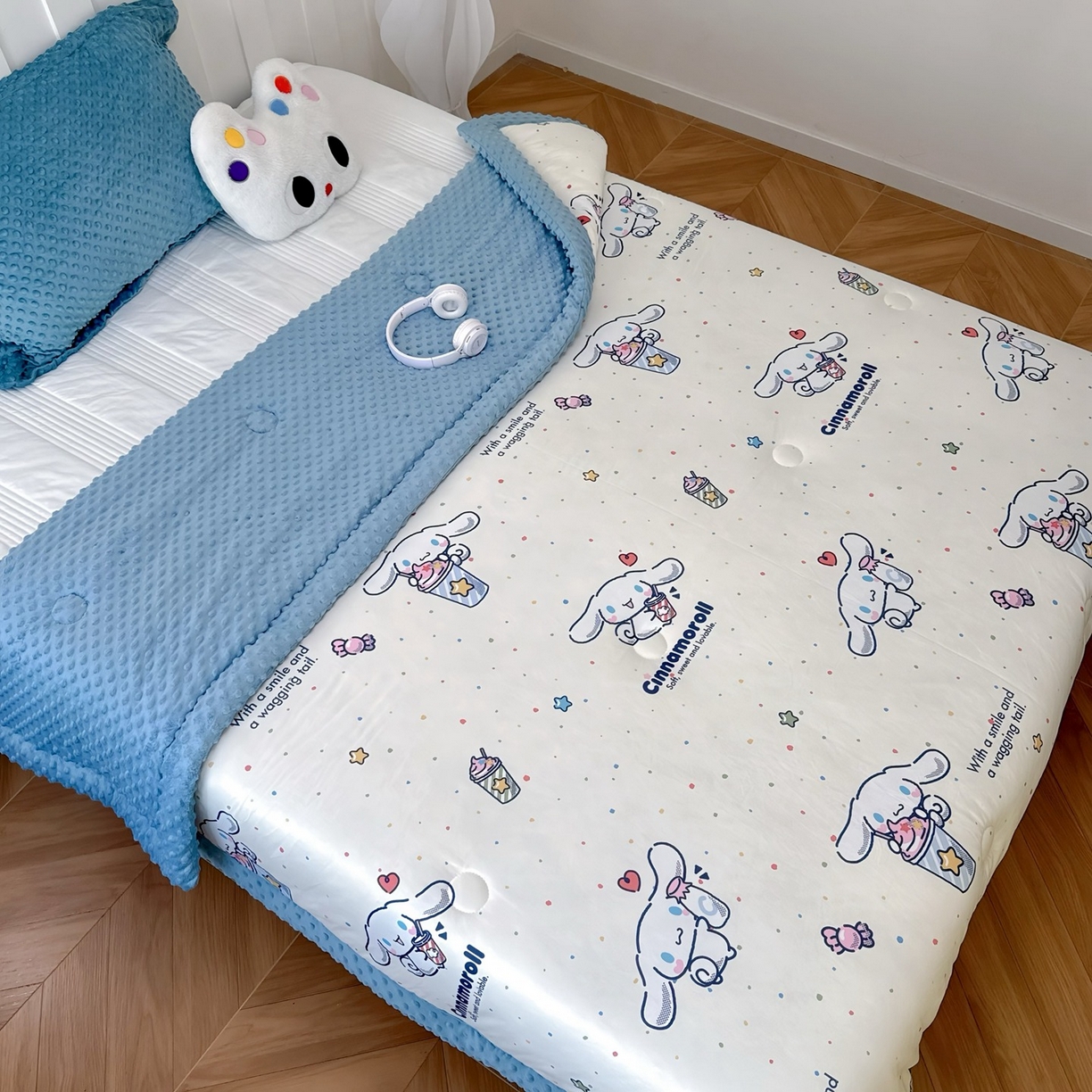 91家纺网 家纺一手货源 找家纺 兜米家居 2025新款三丽鸥针织豆豆绒被纯手工包边卡通立体豆豆绒保暖被子被芯 冰淇淋玉桂狗