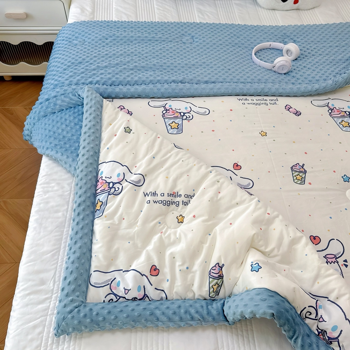 91家纺网 家纺一手货源 找家纺 兜米家居 2025新款三丽鸥针织豆豆绒被纯手工包边卡通立体豆豆绒保暖被子被芯 冰淇淋玉桂狗