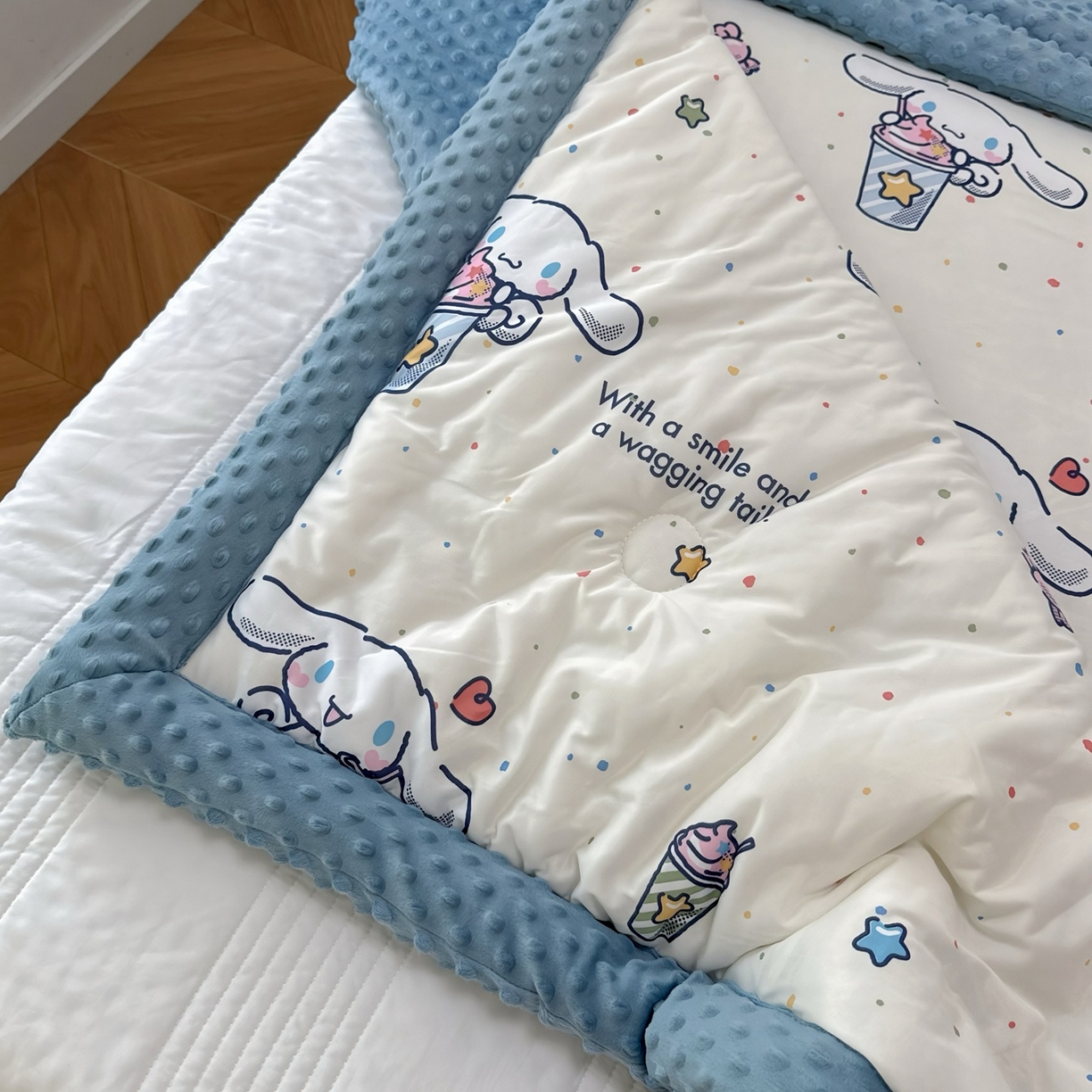 91家纺网 家纺一手货源 找家纺 兜米家居 2025新款三丽鸥针织豆豆绒被纯手工包边卡通立体豆豆绒保暖被子被芯 冰淇淋玉桂狗