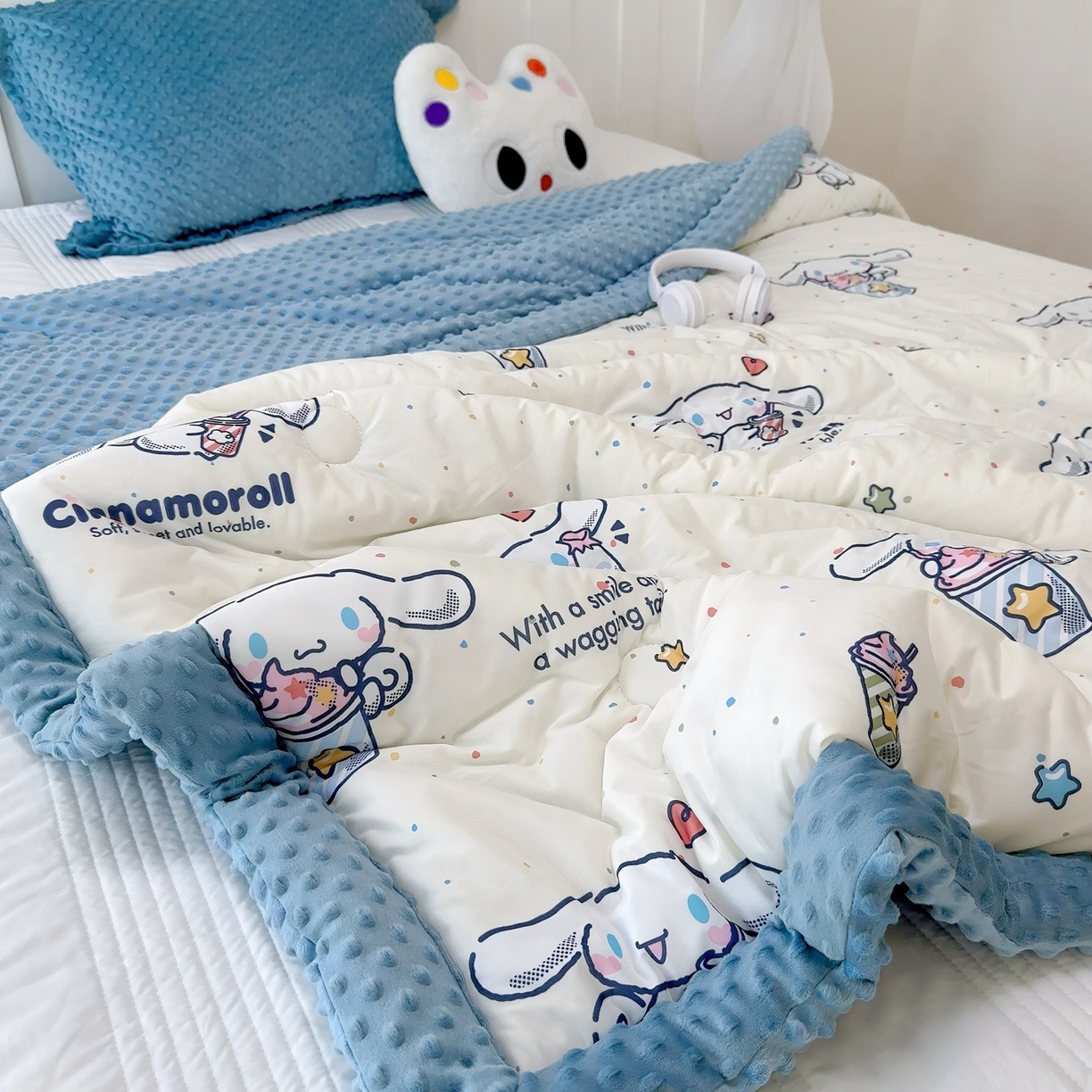 91家纺网 家纺一手货源 找家纺 兜米家居 2025新款三丽鸥针织豆豆绒被纯手工包边卡通立体豆豆绒保暖被子被芯 冰淇淋玉桂狗