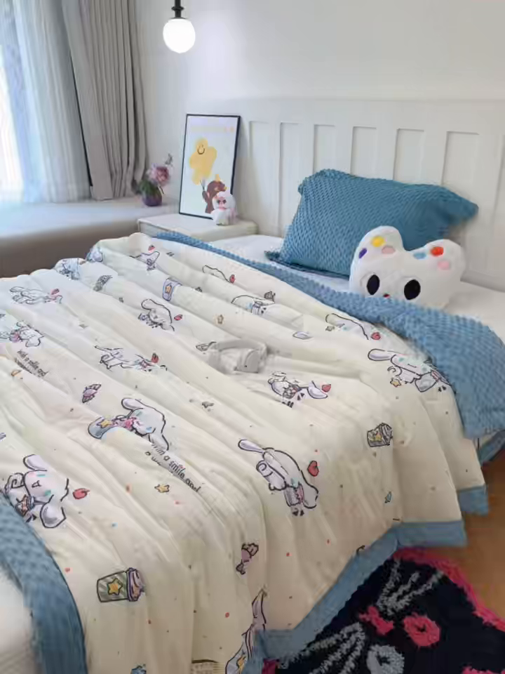 91家纺网 家纺一手货源 找家纺 兜米家居 2025新款三丽鸥针织豆豆绒被纯手工包边卡通立体豆豆绒保暖被子被芯 冰淇淋玉桂狗