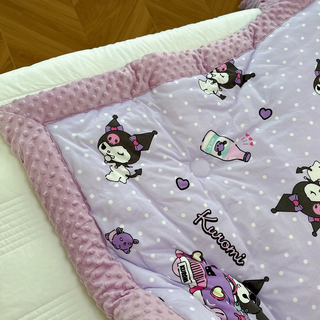 91家纺网 家纺一手货源 找家纺 兜米家居 2025新款三丽鸥针织豆豆绒被纯手工包边卡通立体豆豆绒保暖被子被芯 波点库洛米