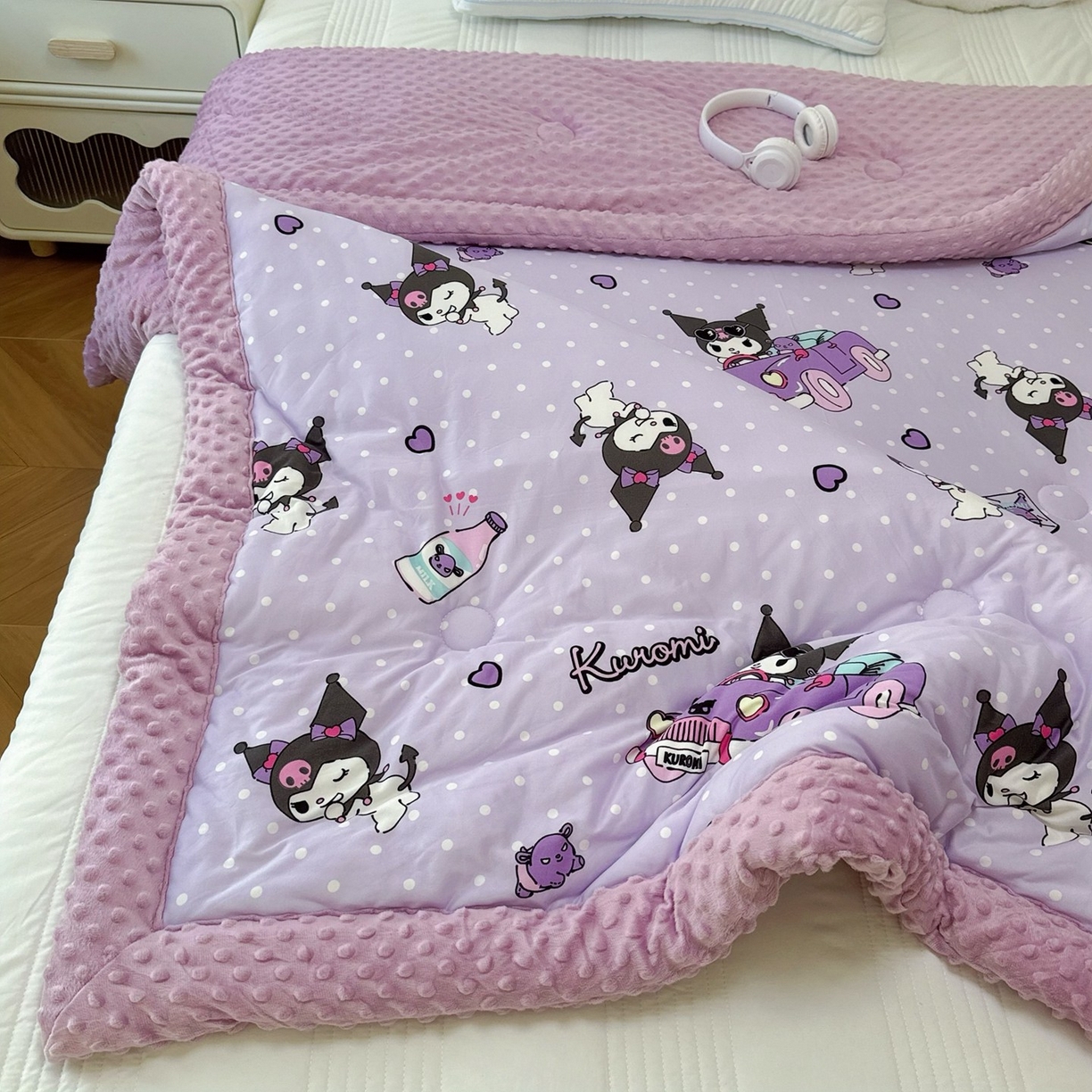 91家纺网 家纺一手货源 找家纺 兜米家居 2025新款三丽鸥针织豆豆绒被纯手工包边卡通立体豆豆绒保暖被子被芯 波点库洛米