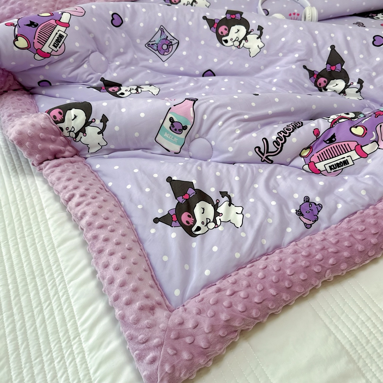 91家纺网 家纺一手货源 找家纺 兜米家居 2025新款三丽鸥针织豆豆绒被纯手工包边卡通立体豆豆绒保暖被子被芯 波点库洛米