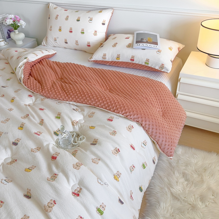 91家纺网 家纺一手货源 找家纺 玛德琳 2025新款A类皱皱纱豆豆绒抗菌保暖被子被芯 汪汪家族