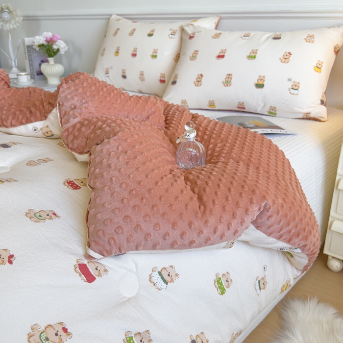 91家纺网 家纺一手货源 找家纺 玛德琳 2025新款A类皱皱纱豆豆绒抗菌保暖被子被芯 汪汪家族